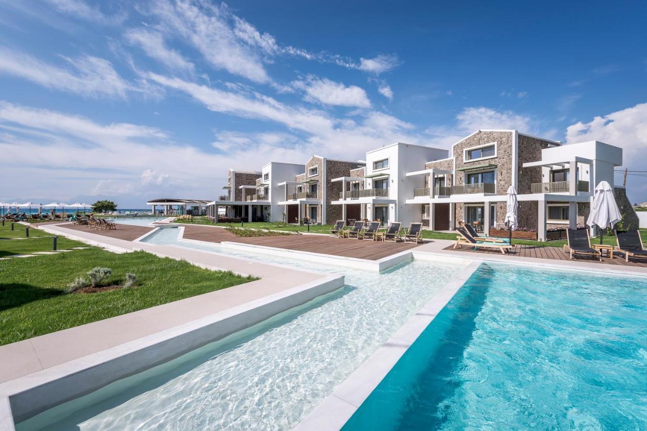 Deluxe Double Suite with Direct Access to the Pool and Side Sea View